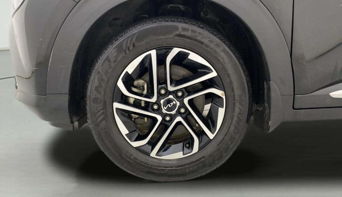 2022 KIA CARENS LUXURY PLUS 1.4 PETROL 7 STR, Petrol, Manual, 28,902 km, Left Front Wheel