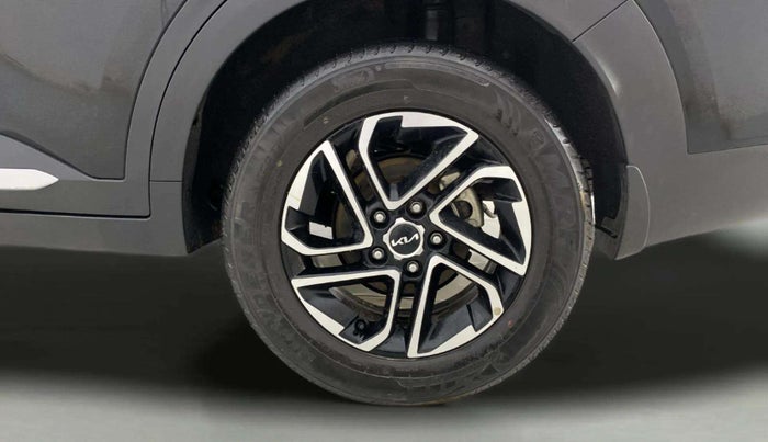 2022 KIA CARENS LUXURY PLUS 1.4 PETROL 7 STR, Petrol, Manual, 28,902 km, Left Rear Wheel