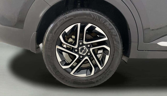 2022 KIA CARENS LUXURY PLUS 1.4 PETROL 7 STR, Petrol, Manual, 28,902 km, Right Rear Wheel