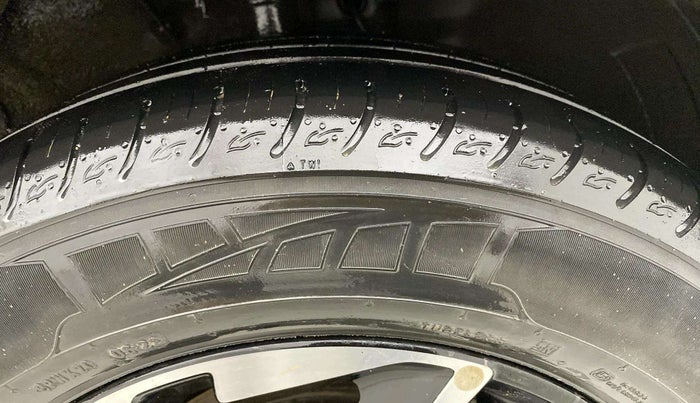 2022 KIA CARENS LUXURY PLUS 1.4 PETROL 7 STR, Petrol, Manual, 28,902 km, Right Front Tyre Tread