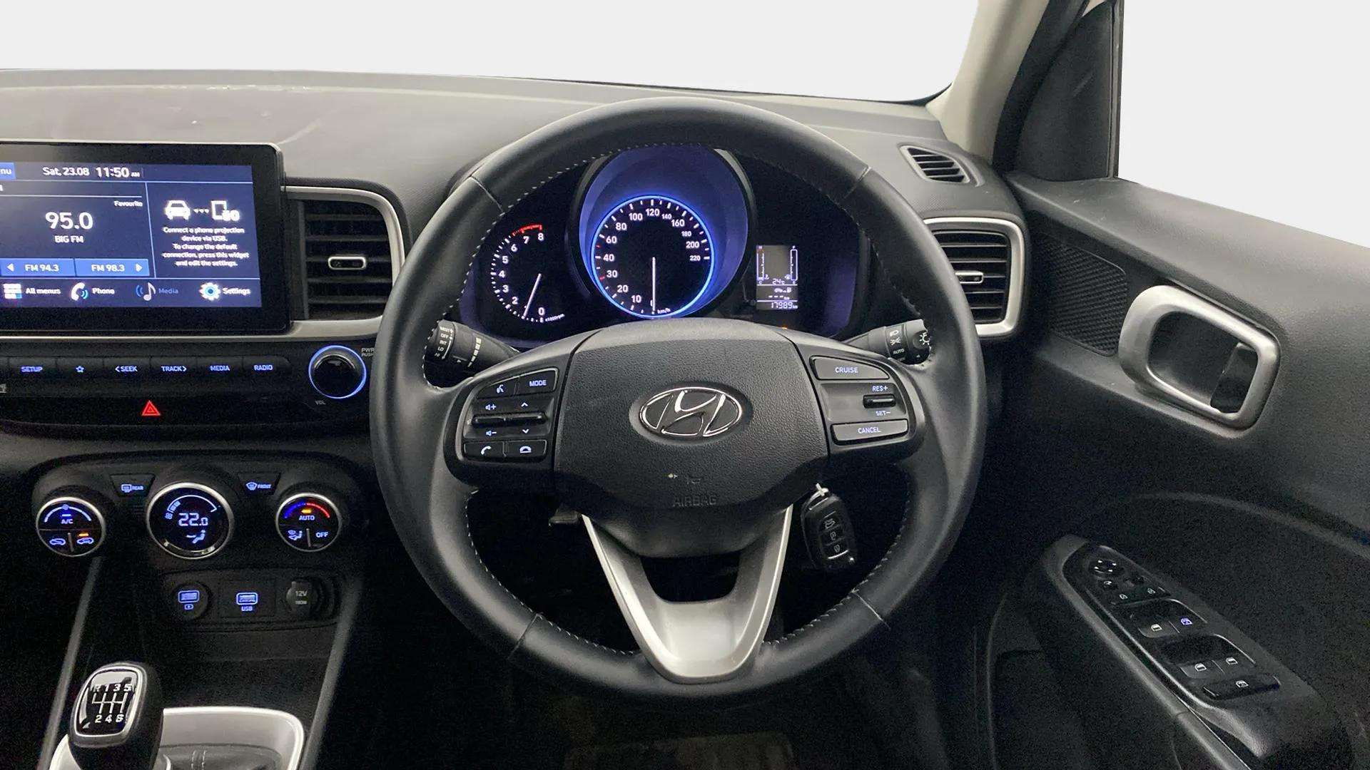 Steering-wheel-close-up-29