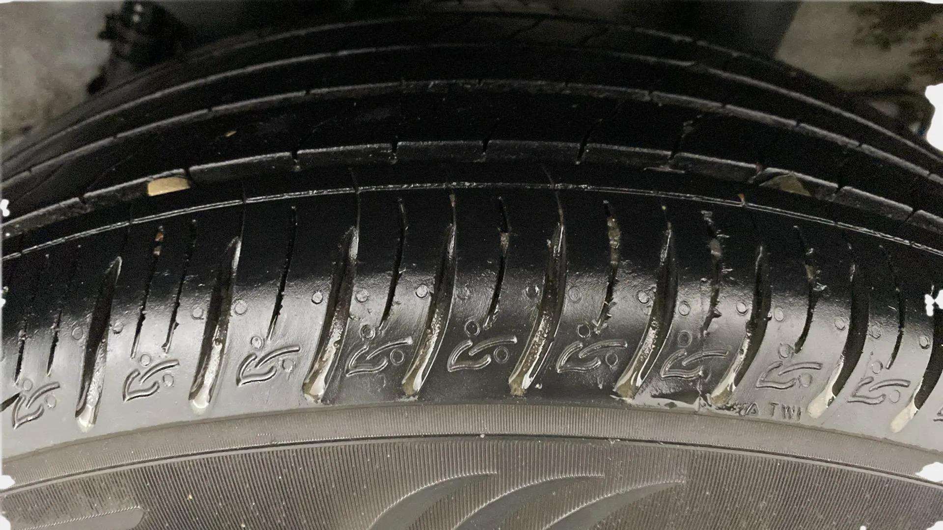 LHS-Rear-Tyre-Tread-21