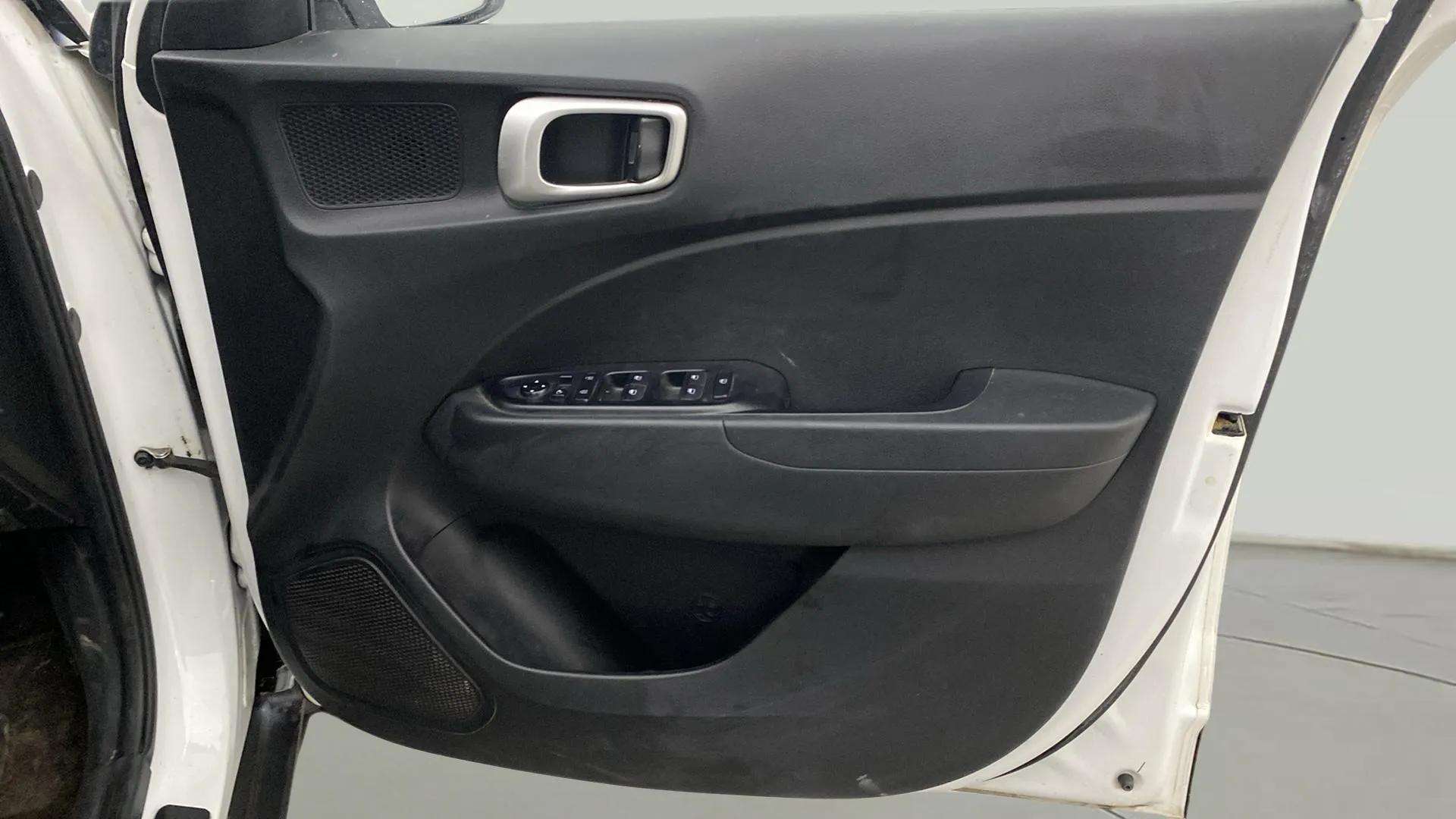 Driver-side-door-panel-control-39