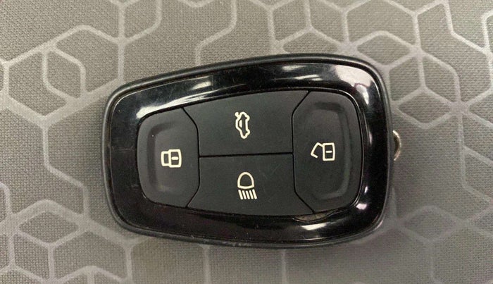 2020 Tata ALTROZ XZ PETROL, Petrol, Manual, 40,526 km, Key Close Up