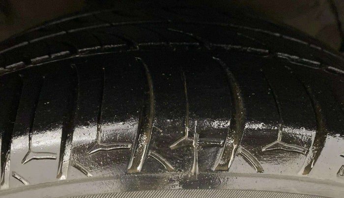 2017 Hyundai Verna 1.6 VTVT SX (O), Petrol, Manual, 1,11,595 km, Right Front Tyre Tread