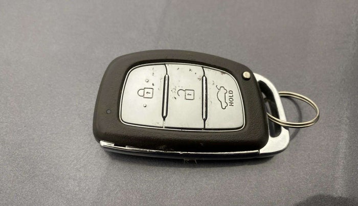 2017 Hyundai Verna 1.6 VTVT SX (O), Petrol, Manual, 1,11,595 km, Key Close Up