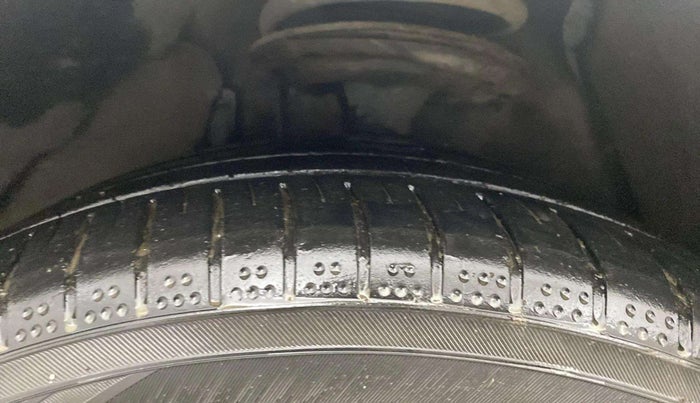 2015 Toyota Camry HYBRID, Hybrid, Automatic, 49,485 km, Left Front Tyre Tread