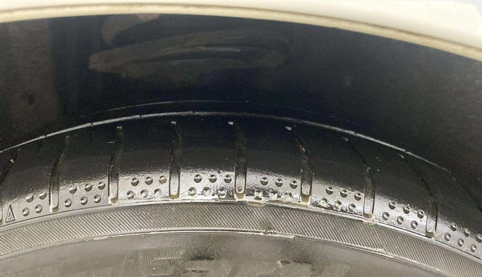 2015 Toyota Camry HYBRID, Hybrid, Automatic, 49,485 km, Right Rear Tyre Tread