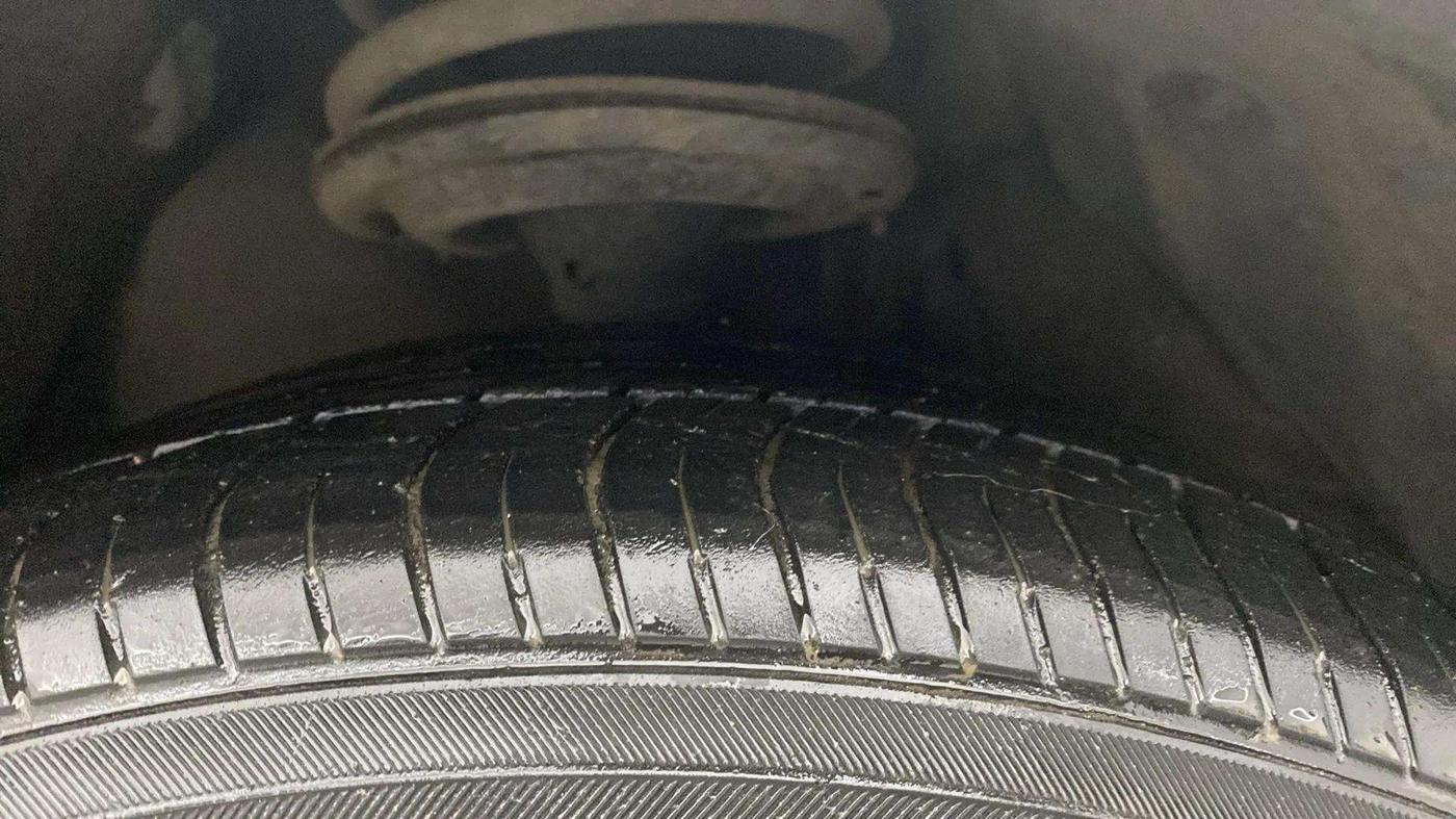 2015 Toyota Camry HYBRID, Hybrid, Automatic, 49,485 km, Right Front Tyre Tread