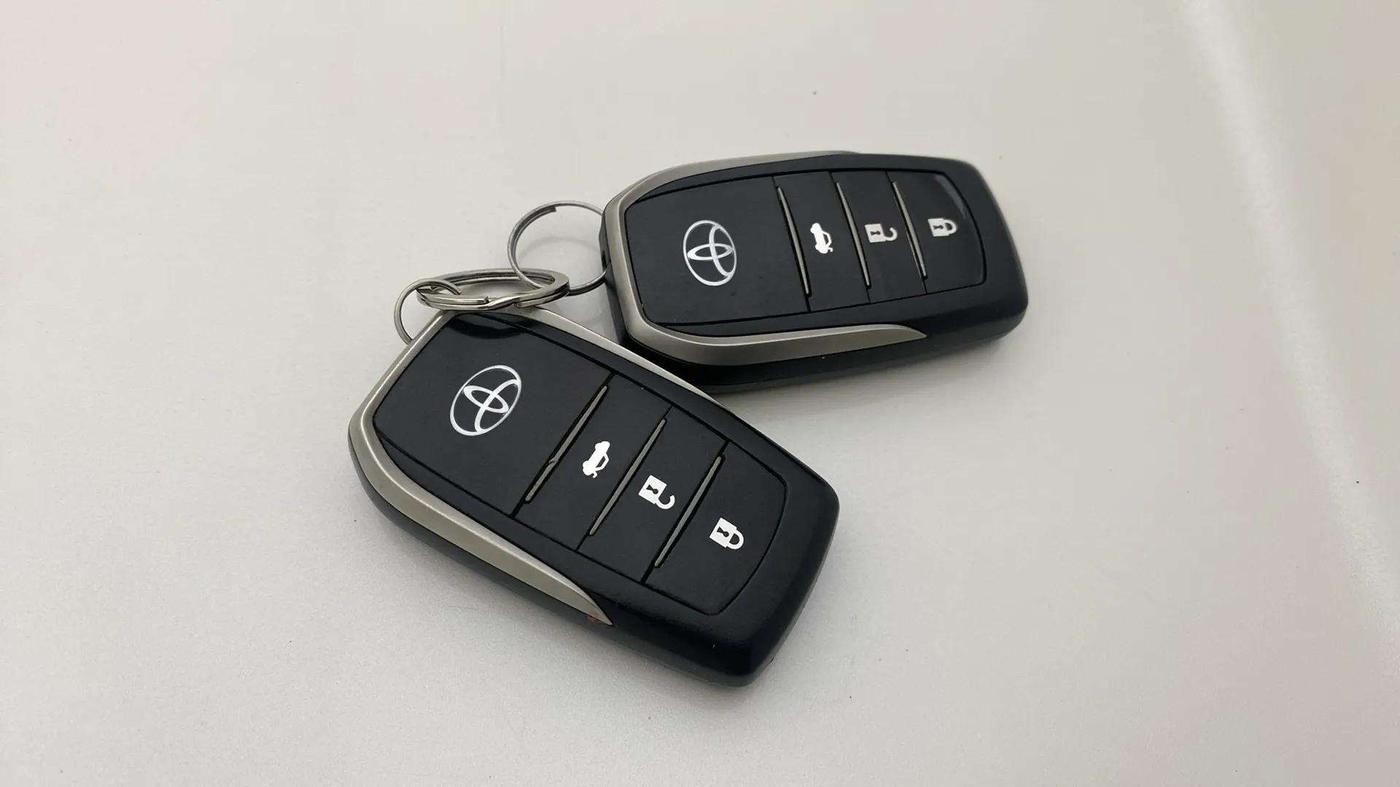 2015 Toyota Camry HYBRID, Hybrid, Automatic, 49,485 km, Key Close Up