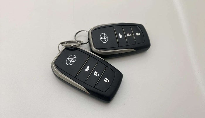 2015 Toyota Camry HYBRID, Hybrid, Automatic, 49,485 km, Key Close Up