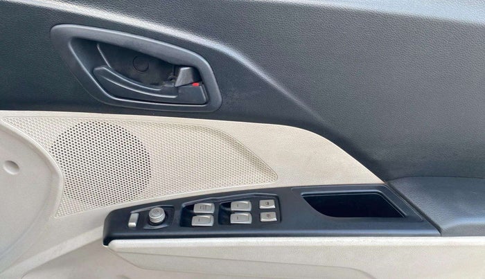 2023 Mahindra XUV300 W6 1.2 PETROL, Petrol, Manual, 17,347 km, Driver Side Door Panels Control