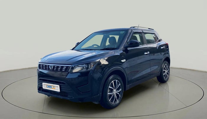 2023 Mahindra XUV300 W6 1.2 PETROL, Petrol, Manual, 17,347 km, Left Front Diagonal