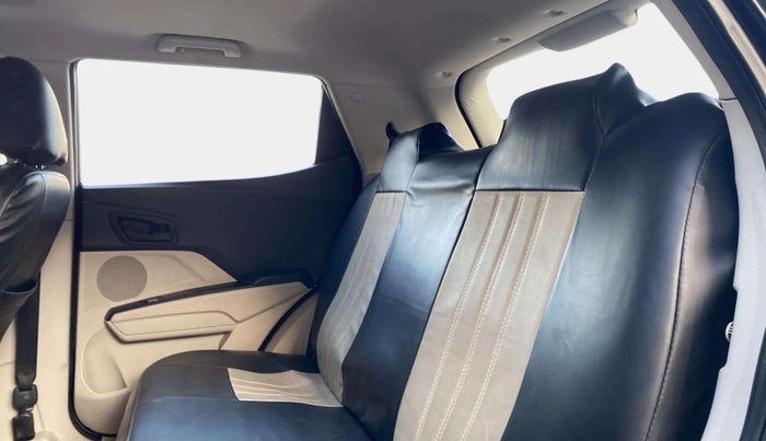 2023 Mahindra XUV300 W6 1.2 PETROL, Petrol, Manual, 17,347 km, Right Side Rear Door Cabin