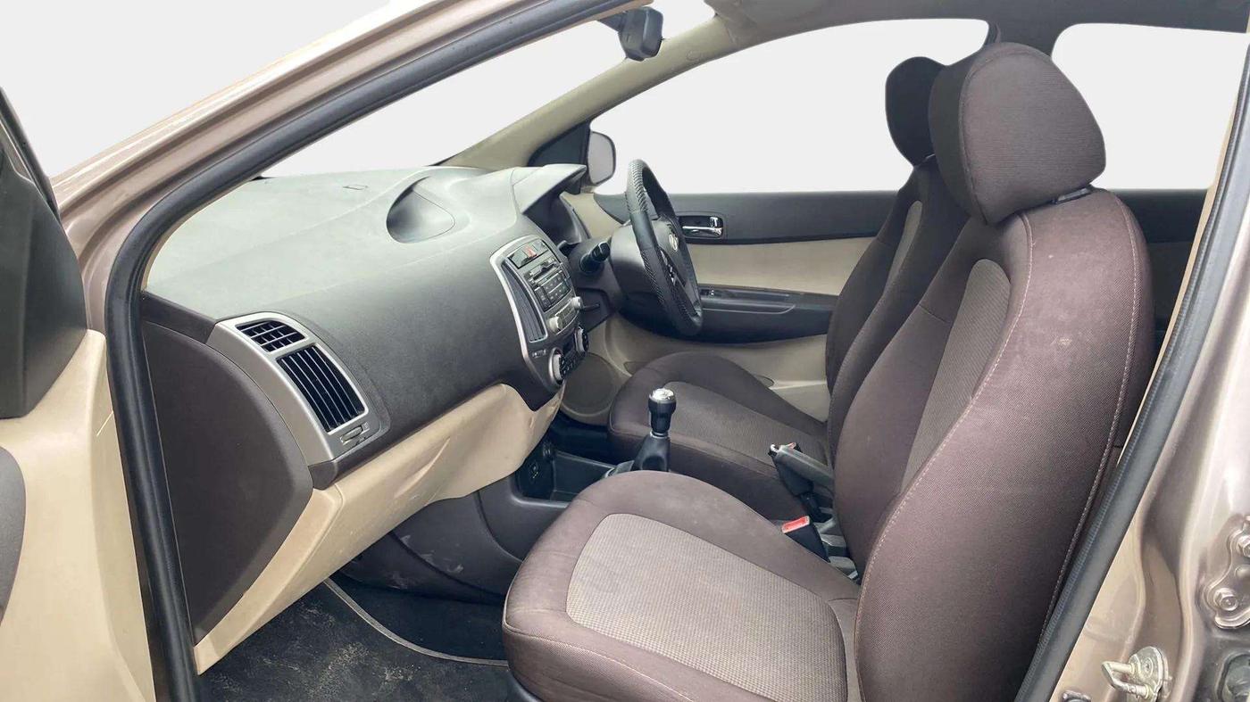 2013 Hyundai i20 SPORTZ 1.2, Petrol, Manual, 83,421 km, Right Side Front Door Cabin