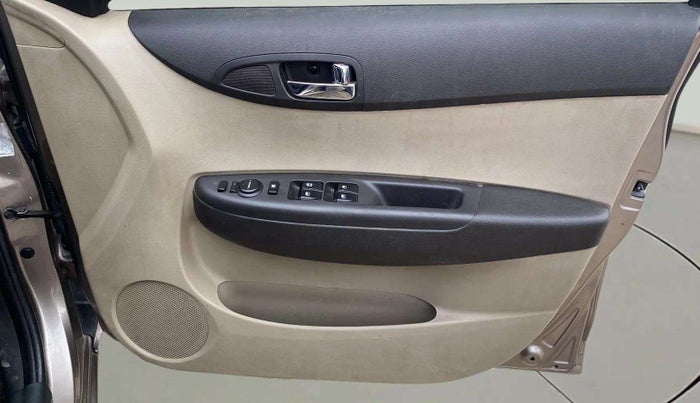 2013 Hyundai i20 SPORTZ 1.2, Petrol, Manual, 83,768 km, Driver Side Door Panels Control