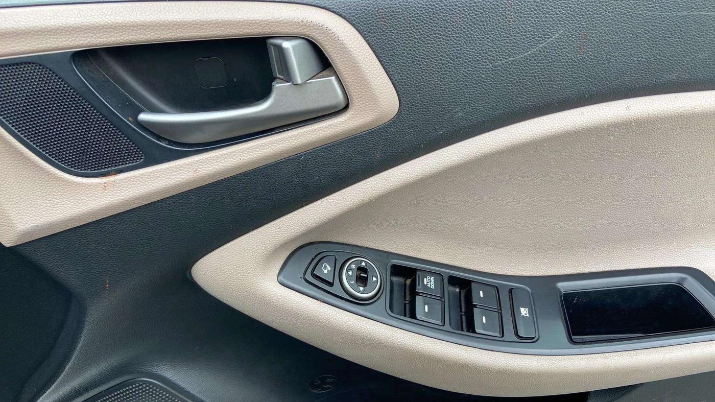 2018 Hyundai Elite i20 ASTA 1.2, Petrol, Manual, 31,396 km, Driver Side Door Panels Control