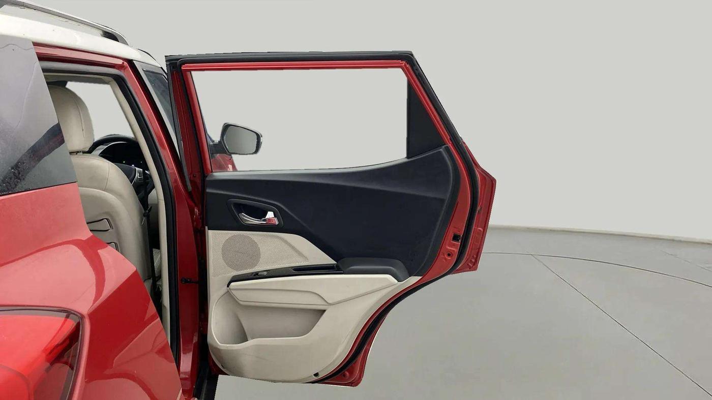 2019 Mahindra XUV300 W8 (O) 1.5 DIESEL, Diesel, Manual, 1,70,000 km, RHS Rear Door