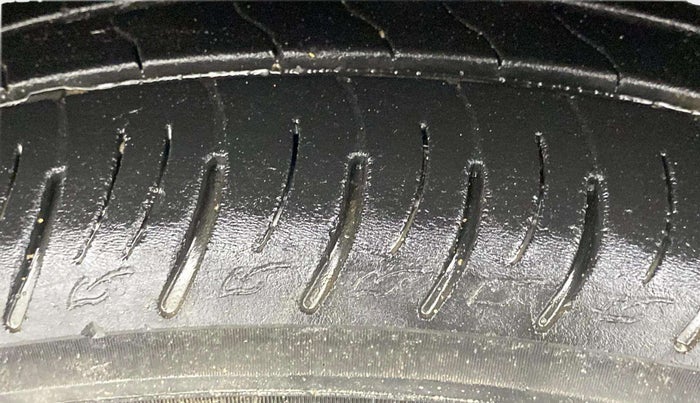 2019 Mahindra XUV300 W8 (O) 1.5 DIESEL, Diesel, Manual, 1,69,999 km, Left Front Tyre Tread