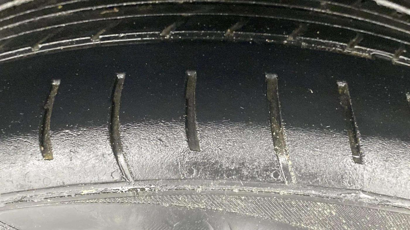 2019 Mahindra XUV300 W8 (O) 1.5 DIESEL, Diesel, Manual, 1,70,000 km, Right Rear Tyre Tread