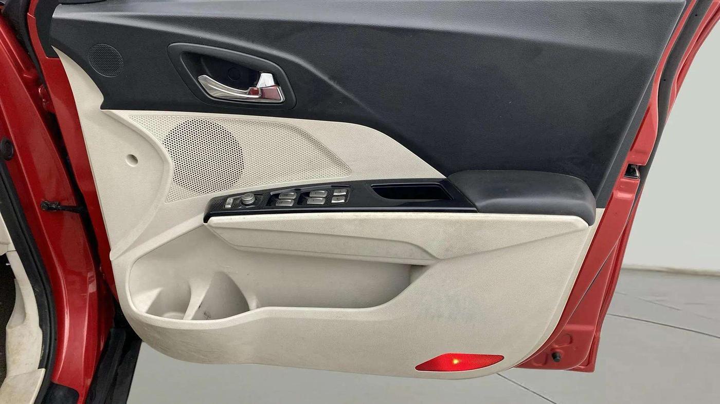 2019 Mahindra XUV300 W8 (O) 1.5 DIESEL, Diesel, Manual, 1,70,000 km, Driver Side Door Panels Control
