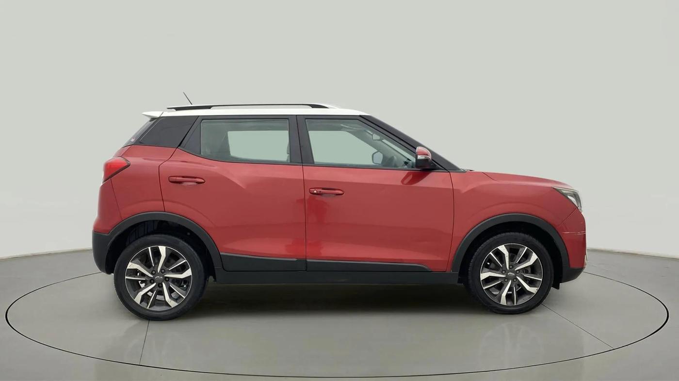 2019 Mahindra XUV300 W8 (O) 1.5 DIESEL, Diesel, Manual, 1,70,000 km, Right Side View