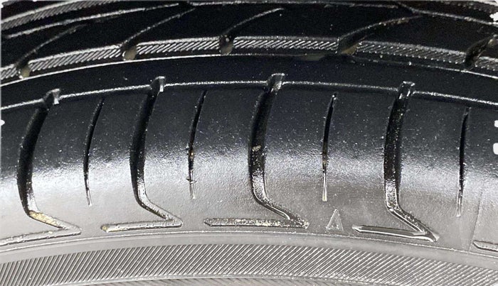 2019 Mahindra XUV300 W8 (O) 1.5 DIESEL, Diesel, Manual, 1,69,999 km, Right Front Tyre Tread