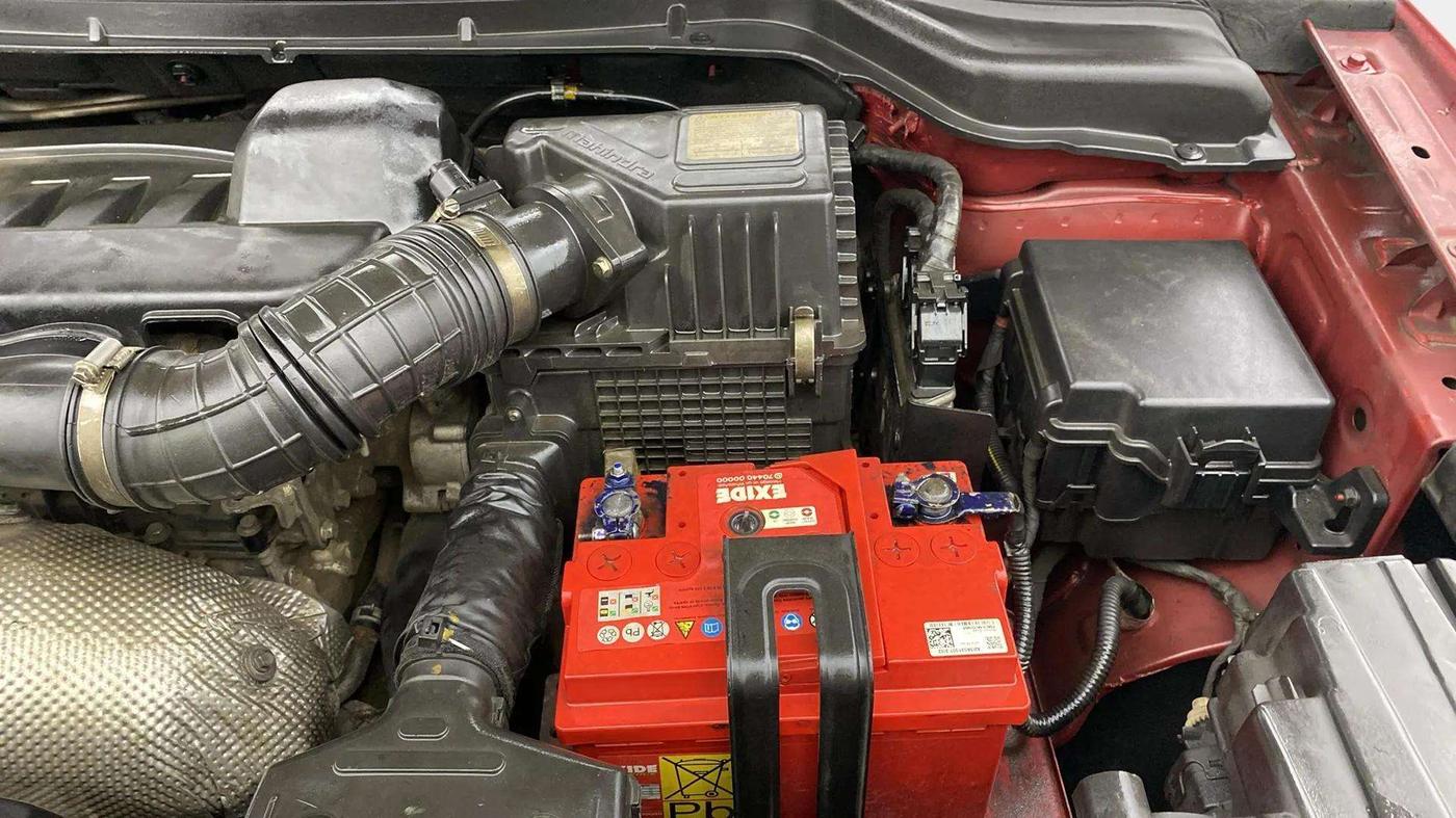 2019 Mahindra XUV300 W8 (O) 1.5 DIESEL, Diesel, Manual, 1,70,000 km, Engine View - Left