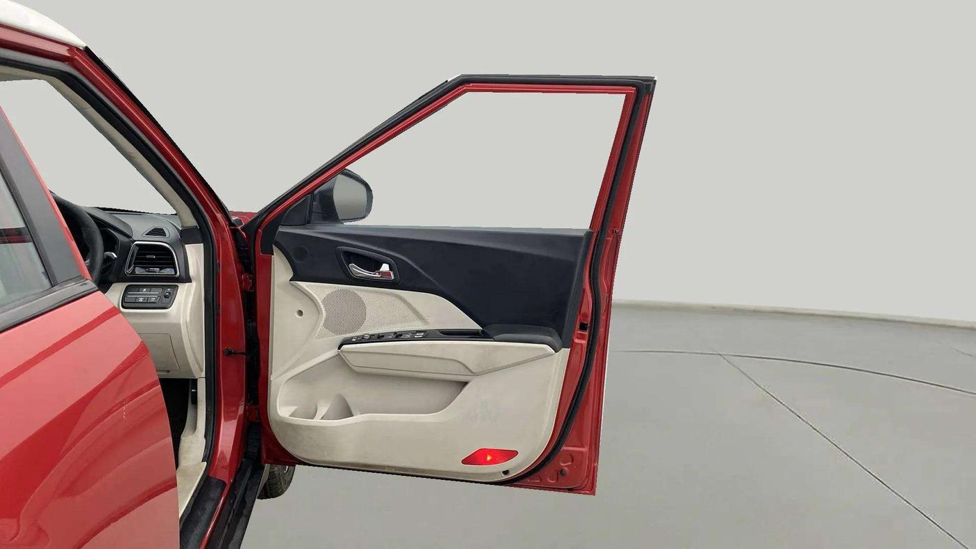 2019 Mahindra XUV300 W8 (O) 1.5 DIESEL, Diesel, Manual, 1,70,000 km, RHS Front Door