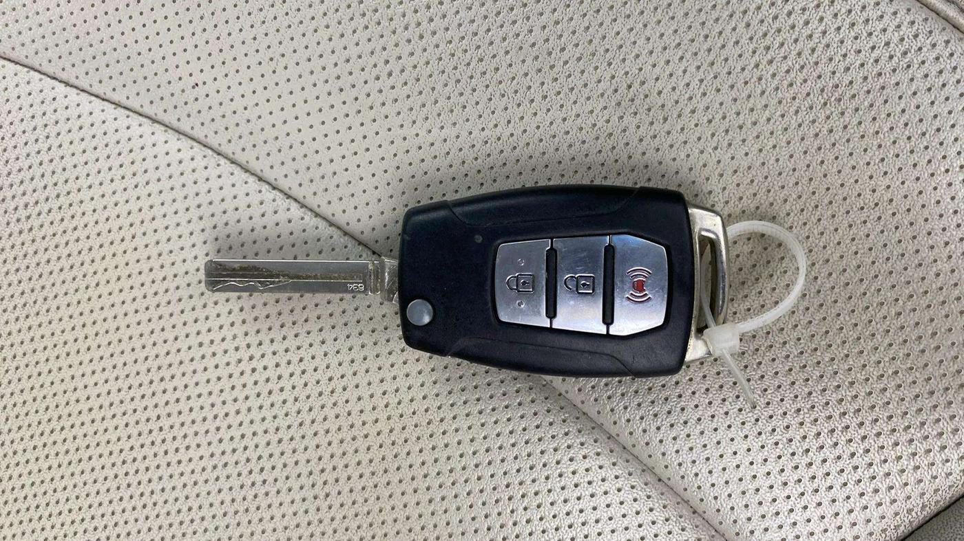 2019 Mahindra XUV300 W8 (O) 1.5 DIESEL, Diesel, Manual, 1,70,000 km, Key Close Up