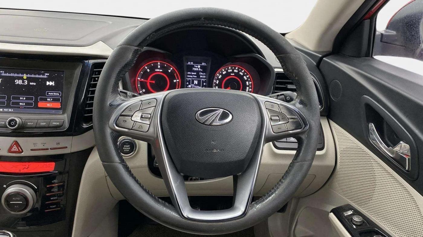 2019 Mahindra XUV300 W8 (O) 1.5 DIESEL, Diesel, Manual, 1,70,000 km, Steering Wheel Close Up