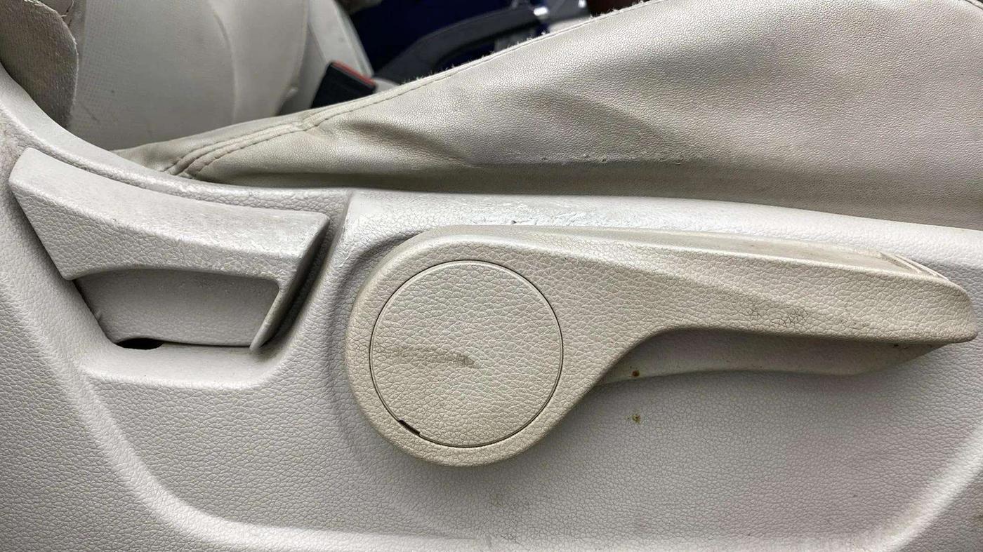 2019 Mahindra XUV300 W8 (O) 1.5 DIESEL, Diesel, Manual, 1,70,000 km, Driver Side Adjustment Panel