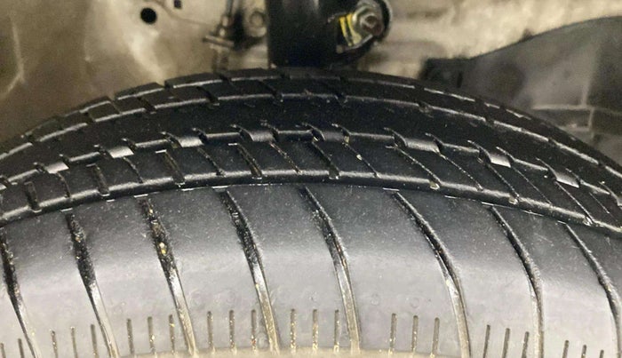 2013 Honda Brio V MT, Petrol, Manual, 47,006 km, Right Front Tyre Tread