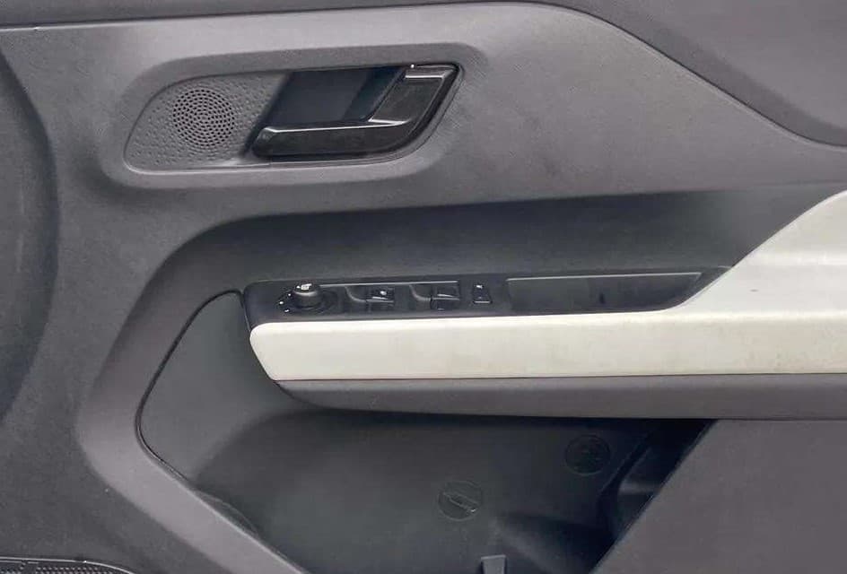 2023 Tata PUNCH ACCOMPLISHED AMT, Petrol, Automatic, 20,947 km, Driver Side Door Panels Control