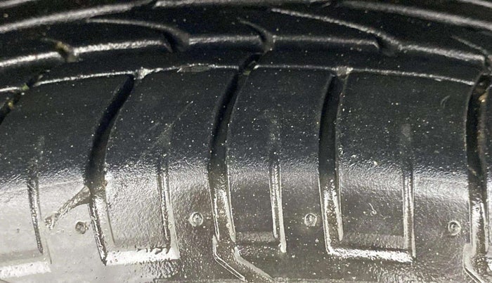 2021 Mahindra XUV300 W8 1.5 DIESEL, Diesel, Manual, 22,723 km, Left Front Tyre Tread
