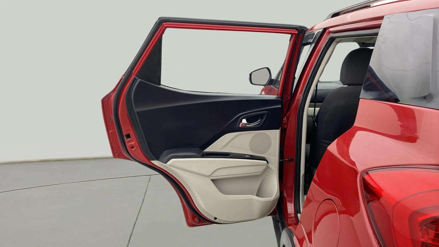 2021 Mahindra XUV300 W8 1.5 DIESEL, Diesel, Manual, 22,785 km, LHS Rear Door