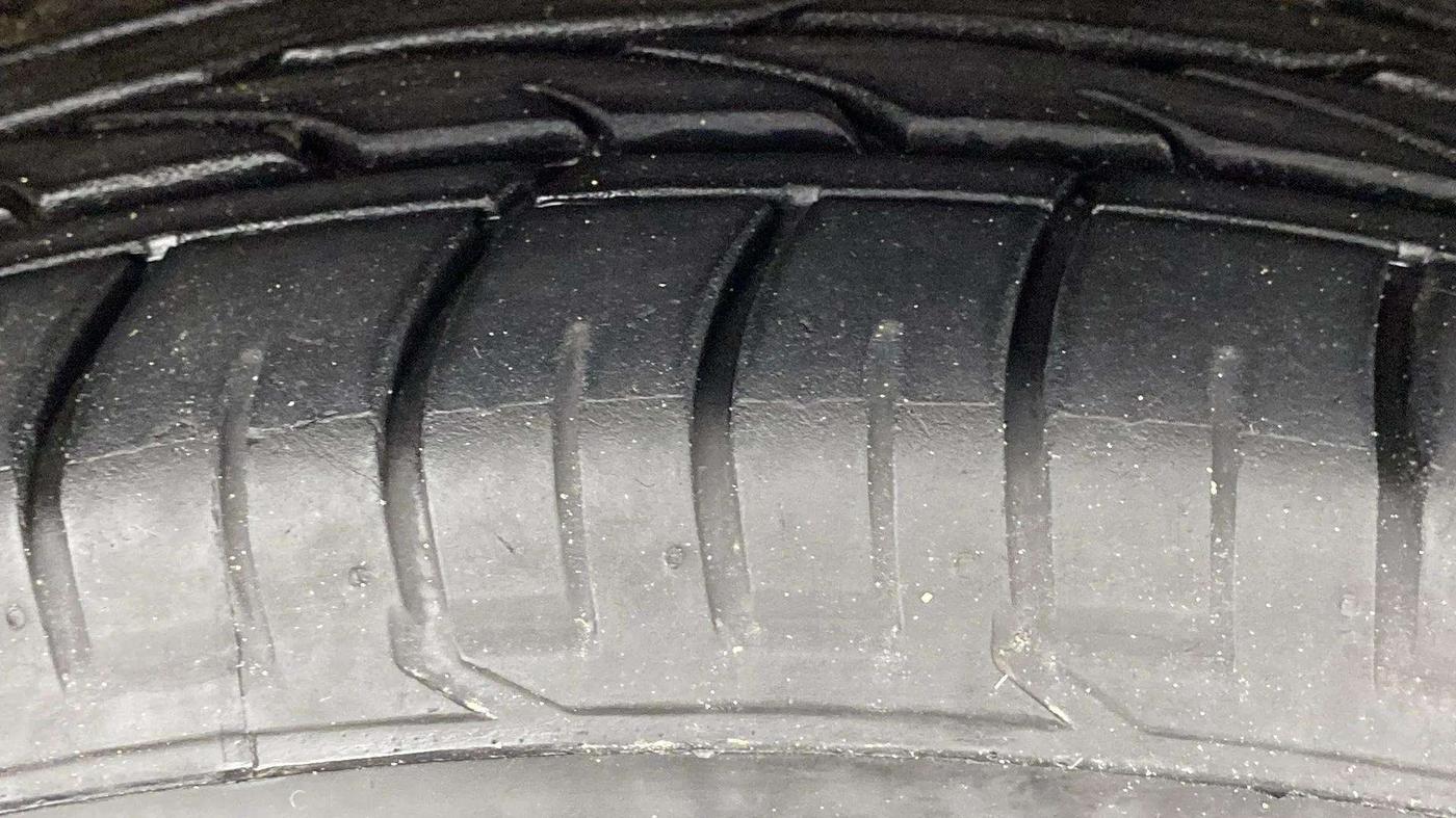 2021 Mahindra XUV300 W8 1.5 DIESEL, Diesel, Manual, 22,785 km, Right Front Tyre Tread