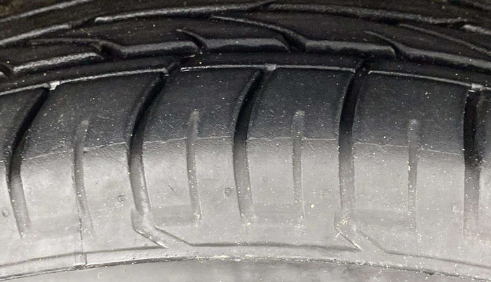 2021 Mahindra XUV300 W8 1.5 DIESEL, Diesel, Manual, 22,723 km, Right Front Tyre Tread