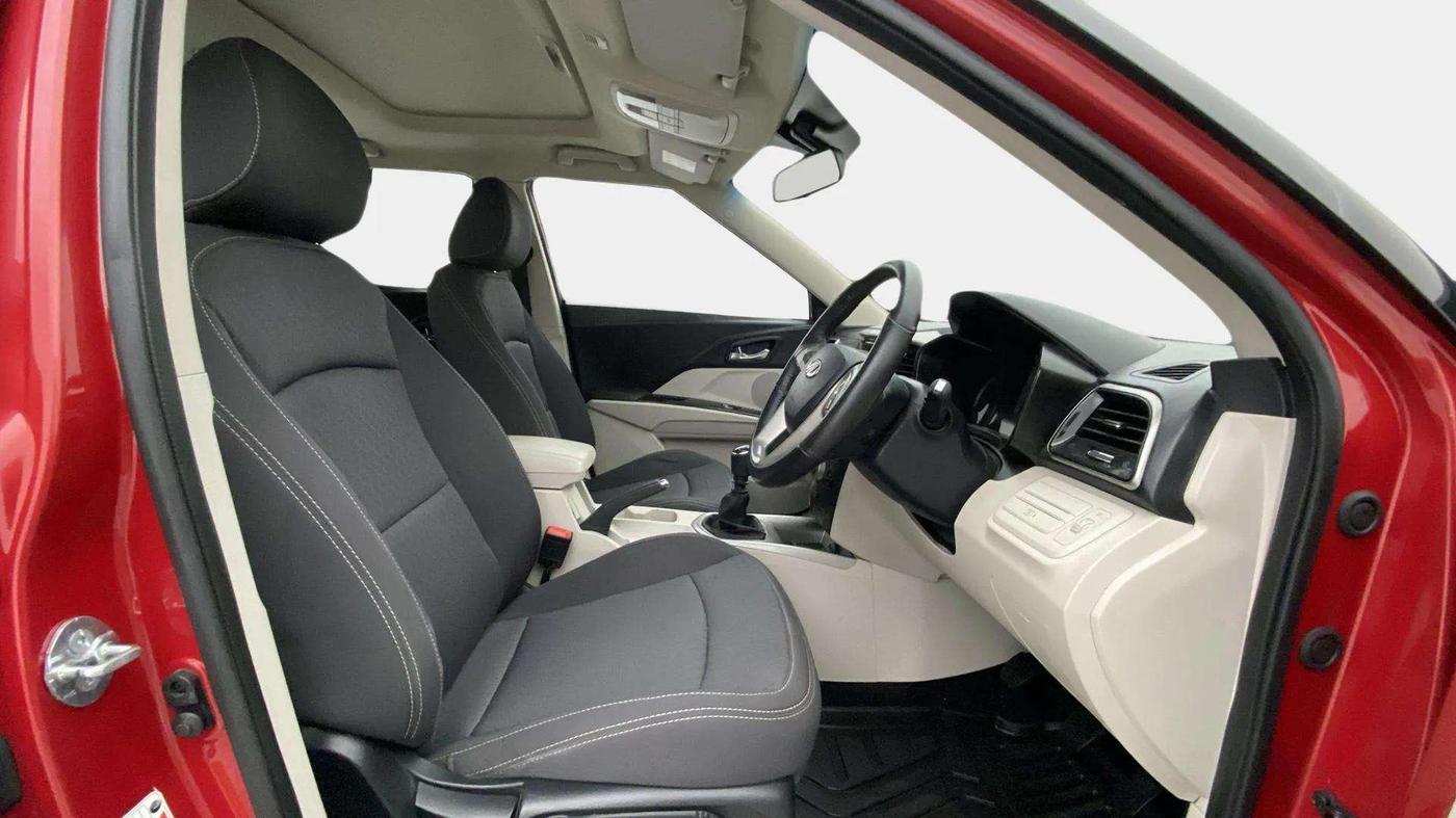 2021 Mahindra XUV300 W8 1.5 DIESEL, Diesel, Manual, 22,785 km, Right Side Front Door Cabin