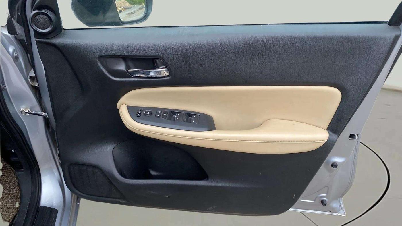 2020 Honda City 1.5L I-VTEC ZX, CNG, Manual, 87,610 km, Driver Side Door Panels Control