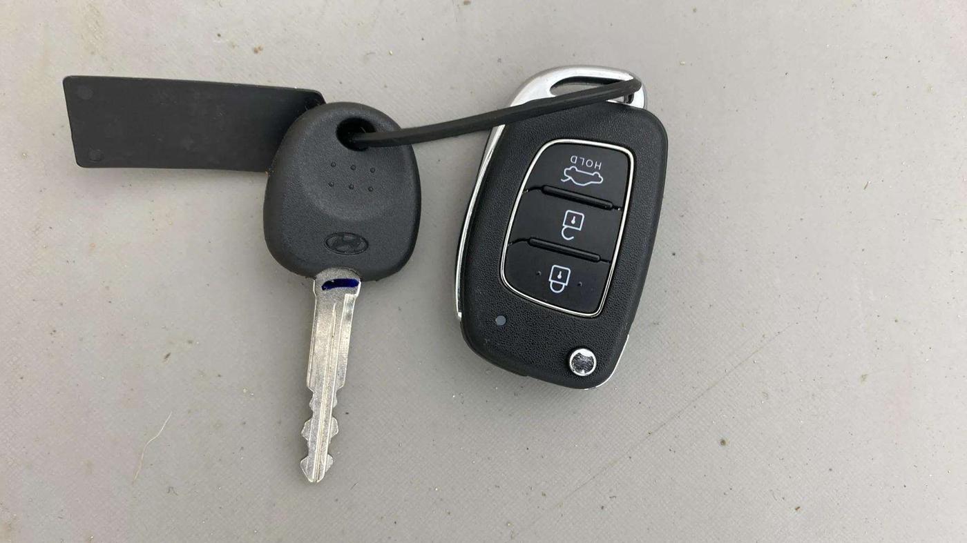 2024 Hyundai GRAND I10 NIOS MAGNA CORPORATE EDITION AMT 1.2 KAPPA VTVT, Petrol, Automatic, 6,814 km, Key Close Up