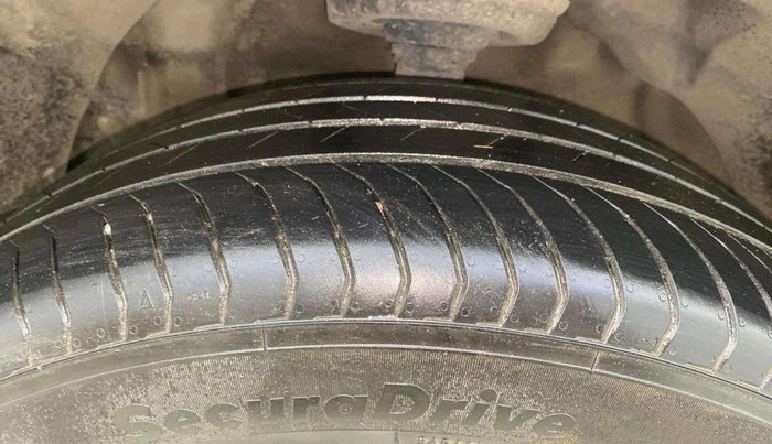 2019 Mahindra XUV300 W8 1.2 PETROL, Petrol, Manual, 52,859 km, Left Front Tyre Tread