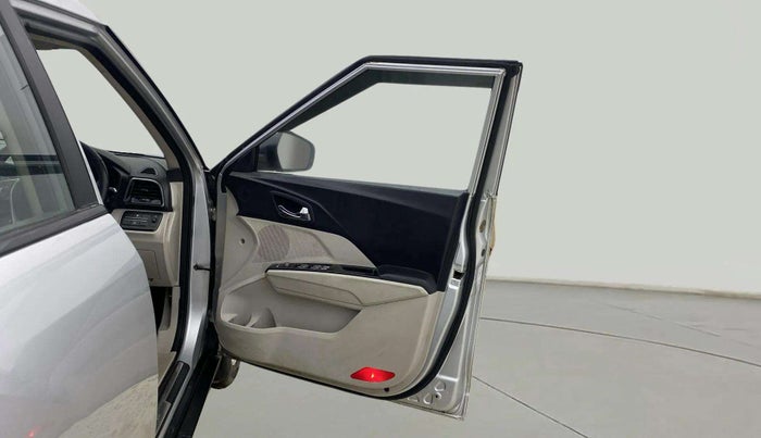 2019 Mahindra XUV300 W8 1.2 PETROL, Petrol, Manual, 52,859 km, RHS Front Door