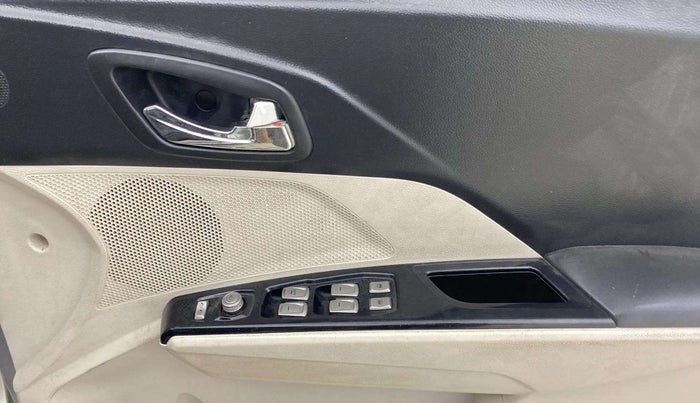 2019 Mahindra XUV300 W8 1.2 PETROL, Petrol, Manual, 52,859 km, Driver Side Door Panels Control