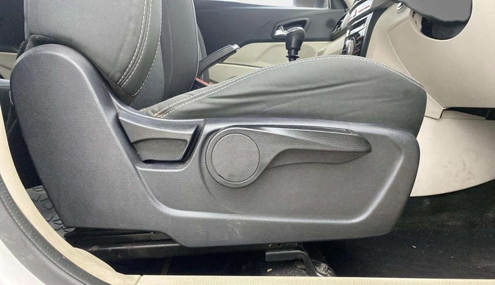 2019 Mahindra XUV300 W8 1.2 PETROL, Petrol, Manual, 52,859 km, Driver Side Adjustment Panel