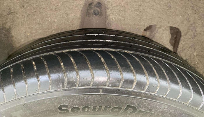 2019 Mahindra XUV300 W8 1.2 PETROL, Petrol, Manual, 52,859 km, Right Rear Tyre Tread