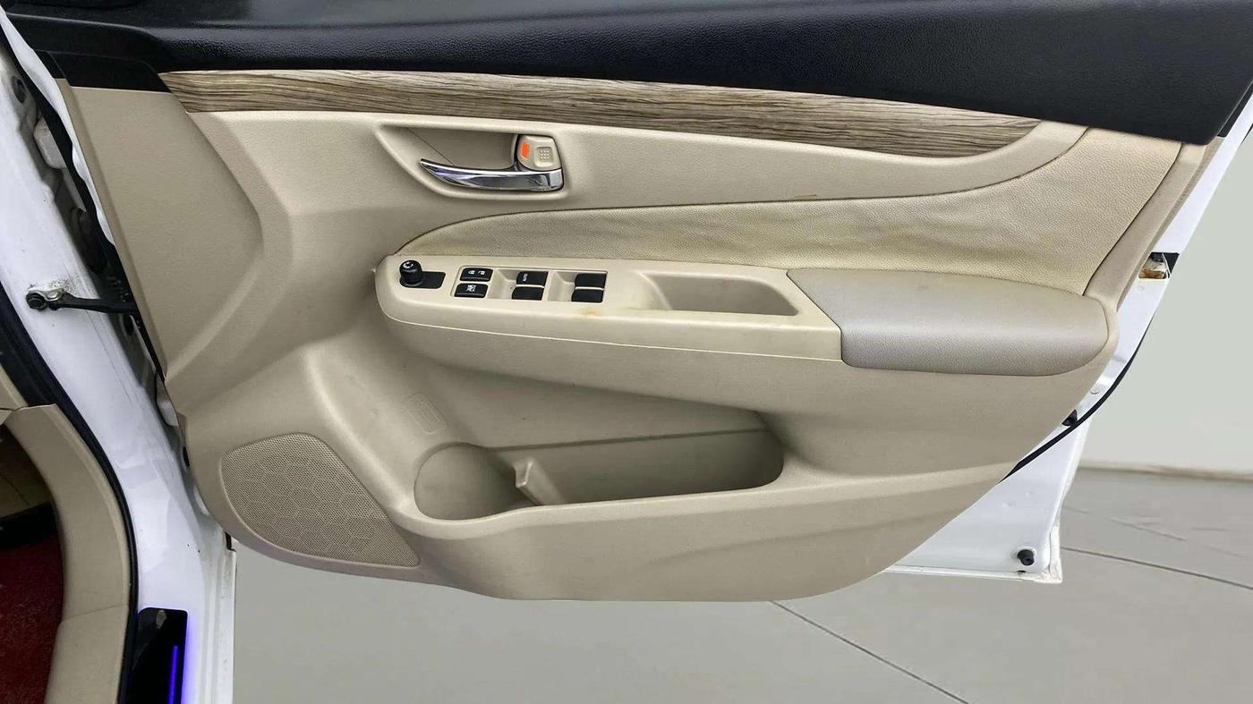 2019 Maruti Ciaz SIGMA 1.5 SHVS MT  PETROL, Petrol, Manual, 68,988 km, Driver Side Door Panels Control