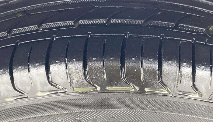 2019 Maruti Ciaz SIGMA 1.5 SHVS MT  PETROL, Petrol, Manual, 68,988 km, Left Front Tyre Tread