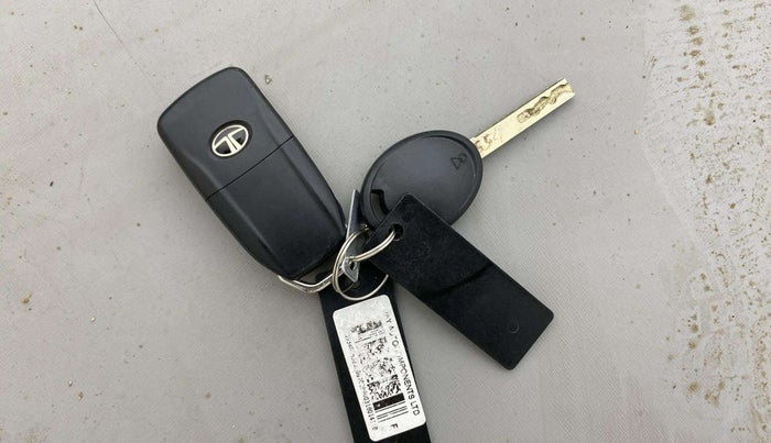 2018 Tata NEXON XM PETROL, Petrol, Manual, 39,126 km, Key Close Up