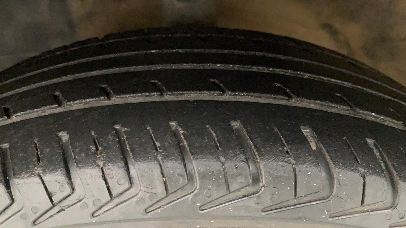 2016 Hyundai Eon ERA +, Petrol, Manual, 34,215 km, Left Front Tyre Tread